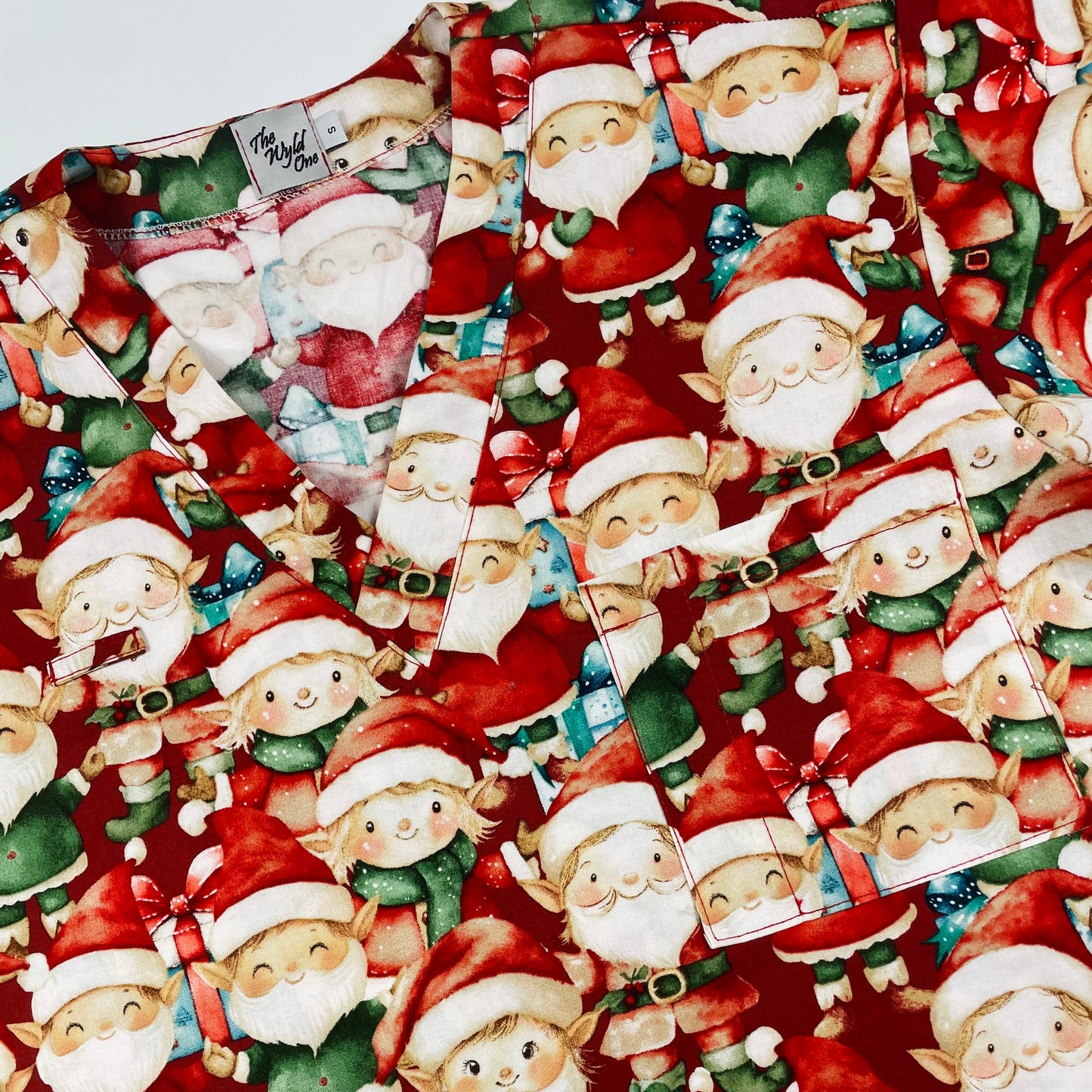 Santa’s Workshop Fun Scrub Top - last one Relaxed fit S!