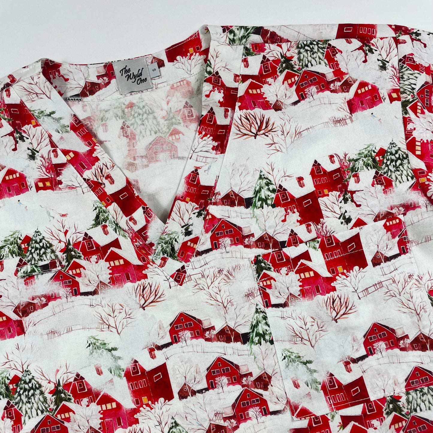 The Christmas Village Fun Scrub Top - last one Relaxed fit S!