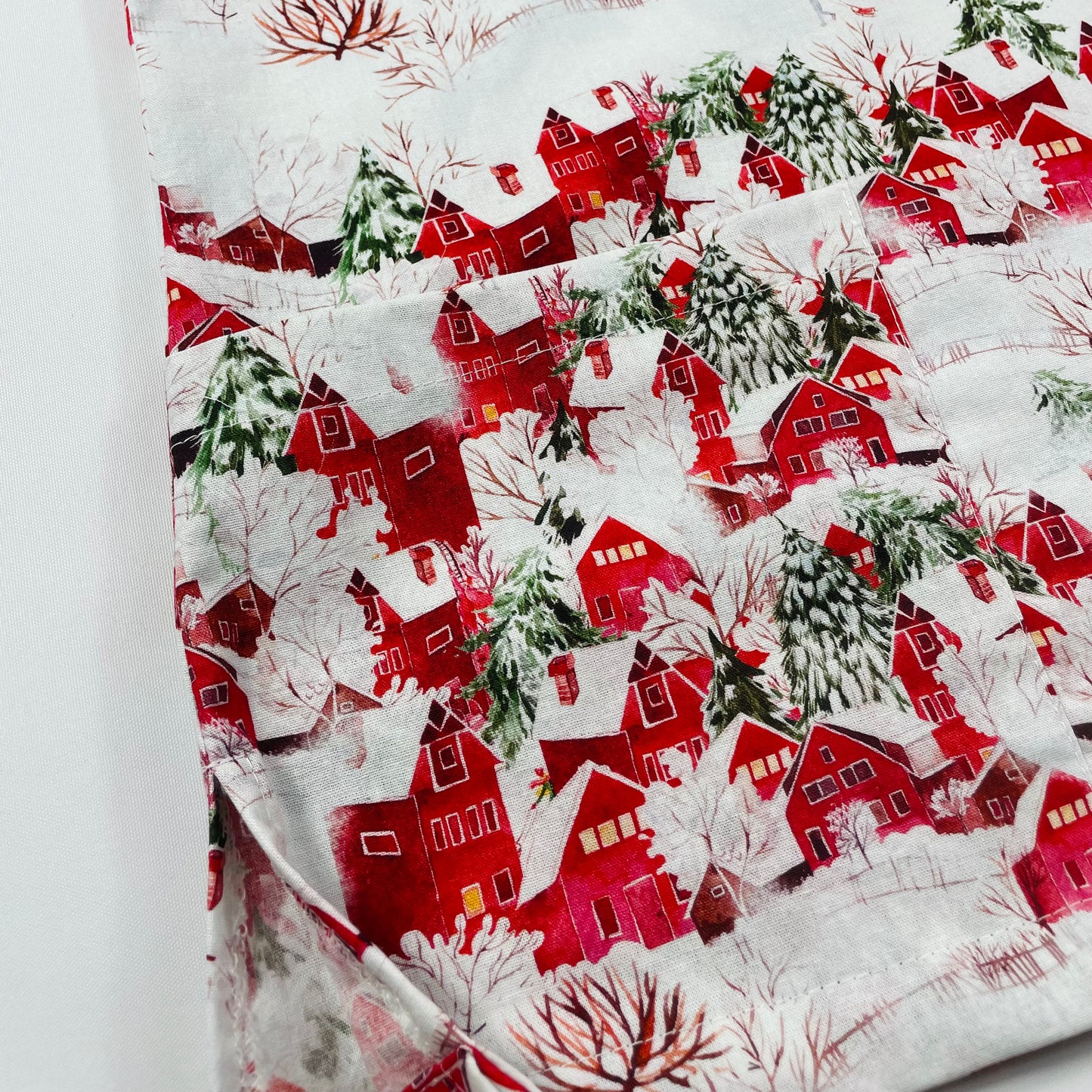 The Christmas Village Fun Scrub Top - last one Relaxed fit S!