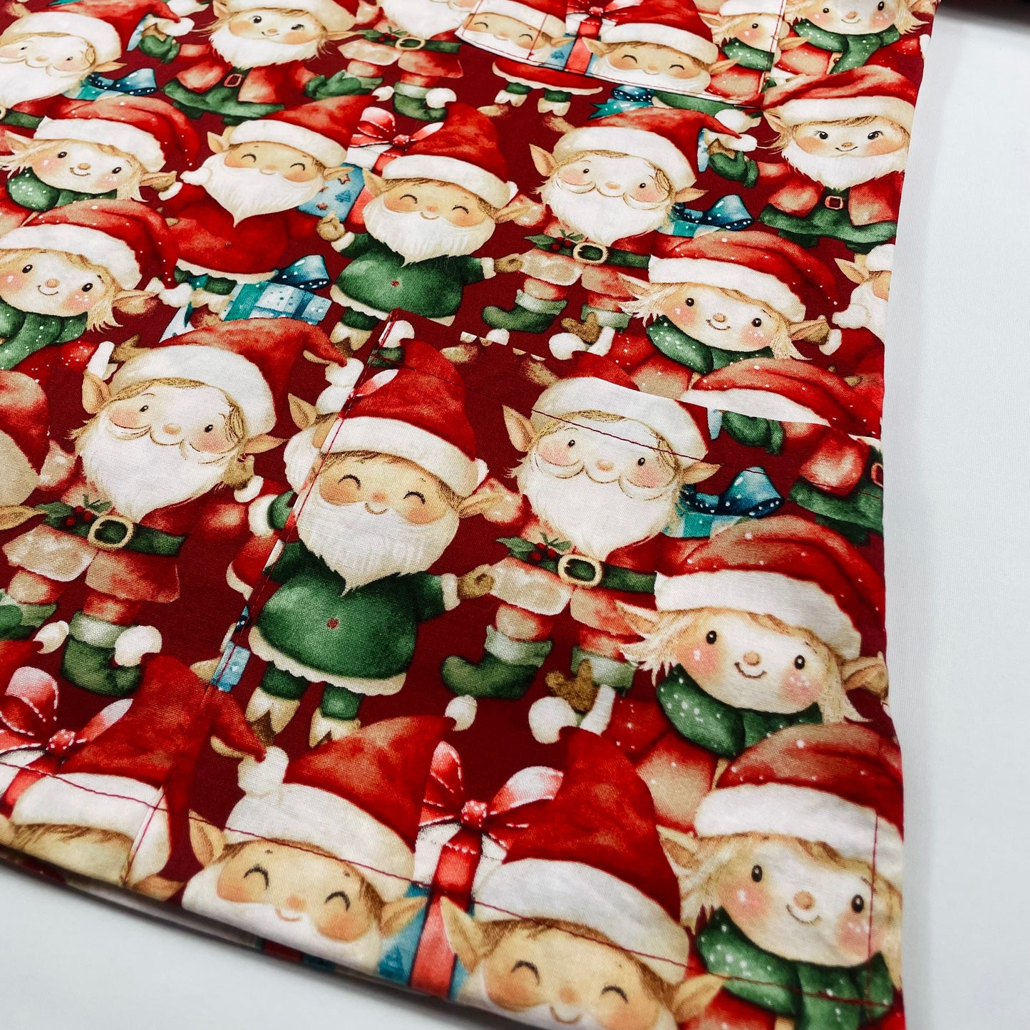 Santa’s Workshop Fun Scrub Top - last one Relaxed fit S!