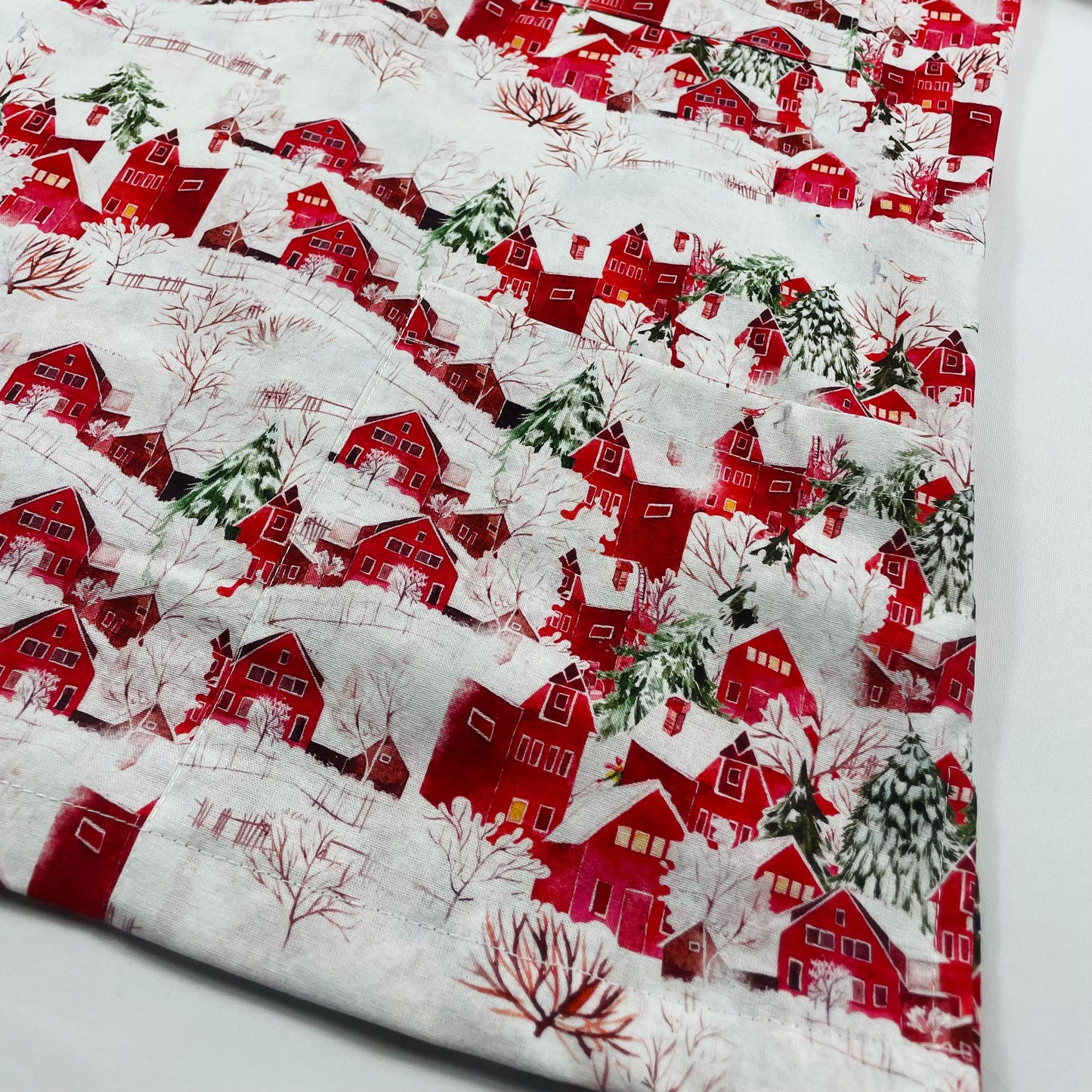 The Christmas Village Fun Scrub Top - last one Relaxed fit S!