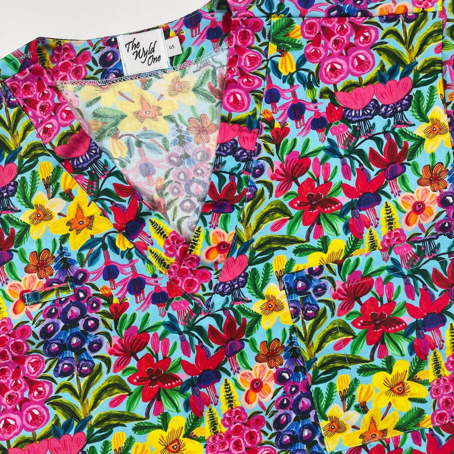 Bright Blooms Fun Scrub Top - last one Relaxed Fit S!