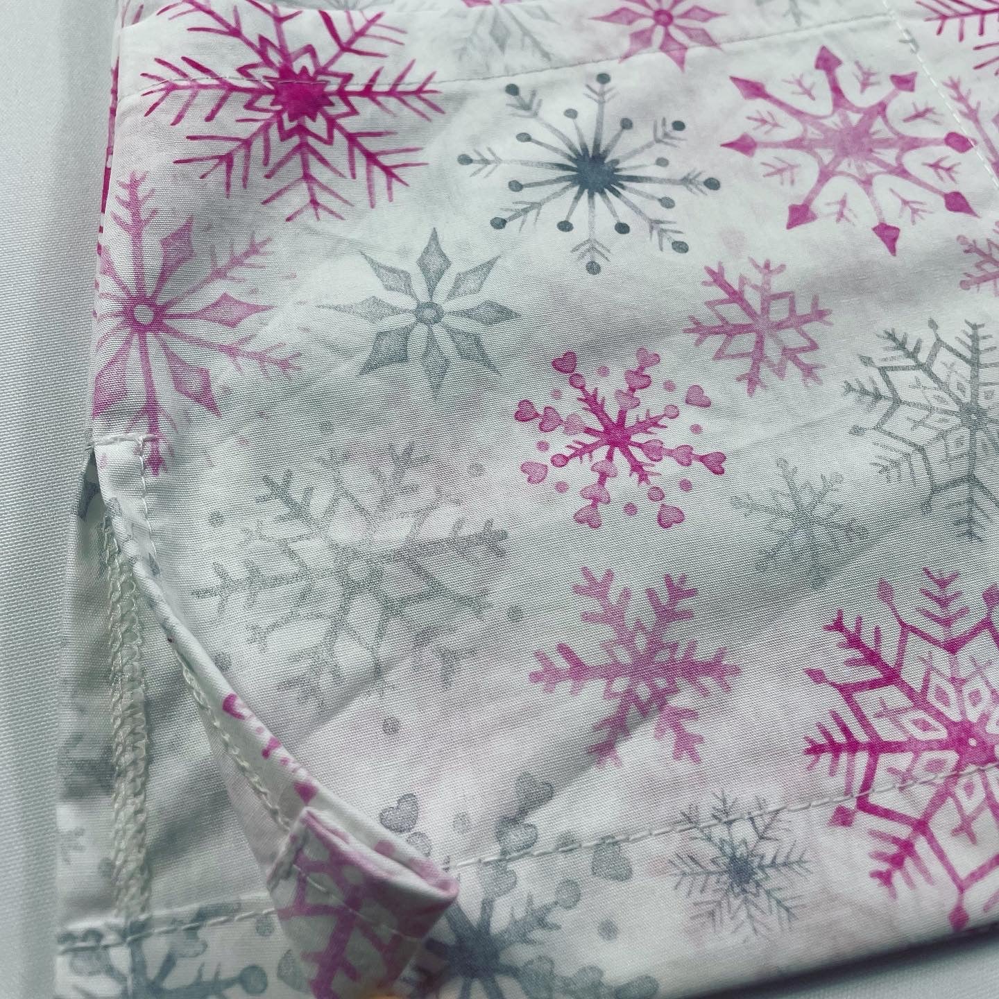 Snowflake Pink Fun Scrub Top - last one! Princess seam 18 (435)