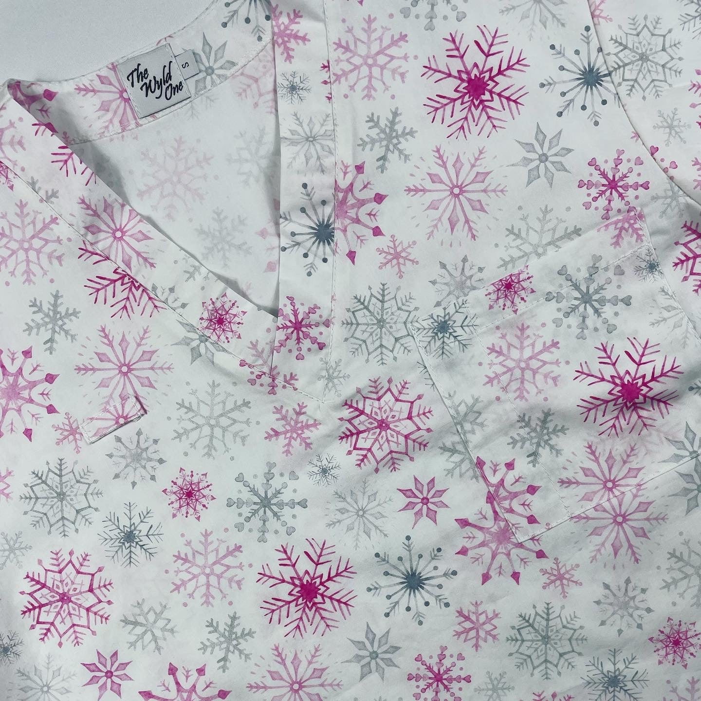 Snowflake Pink Fun Scrub Top - last one! Princess seam 18 (435)